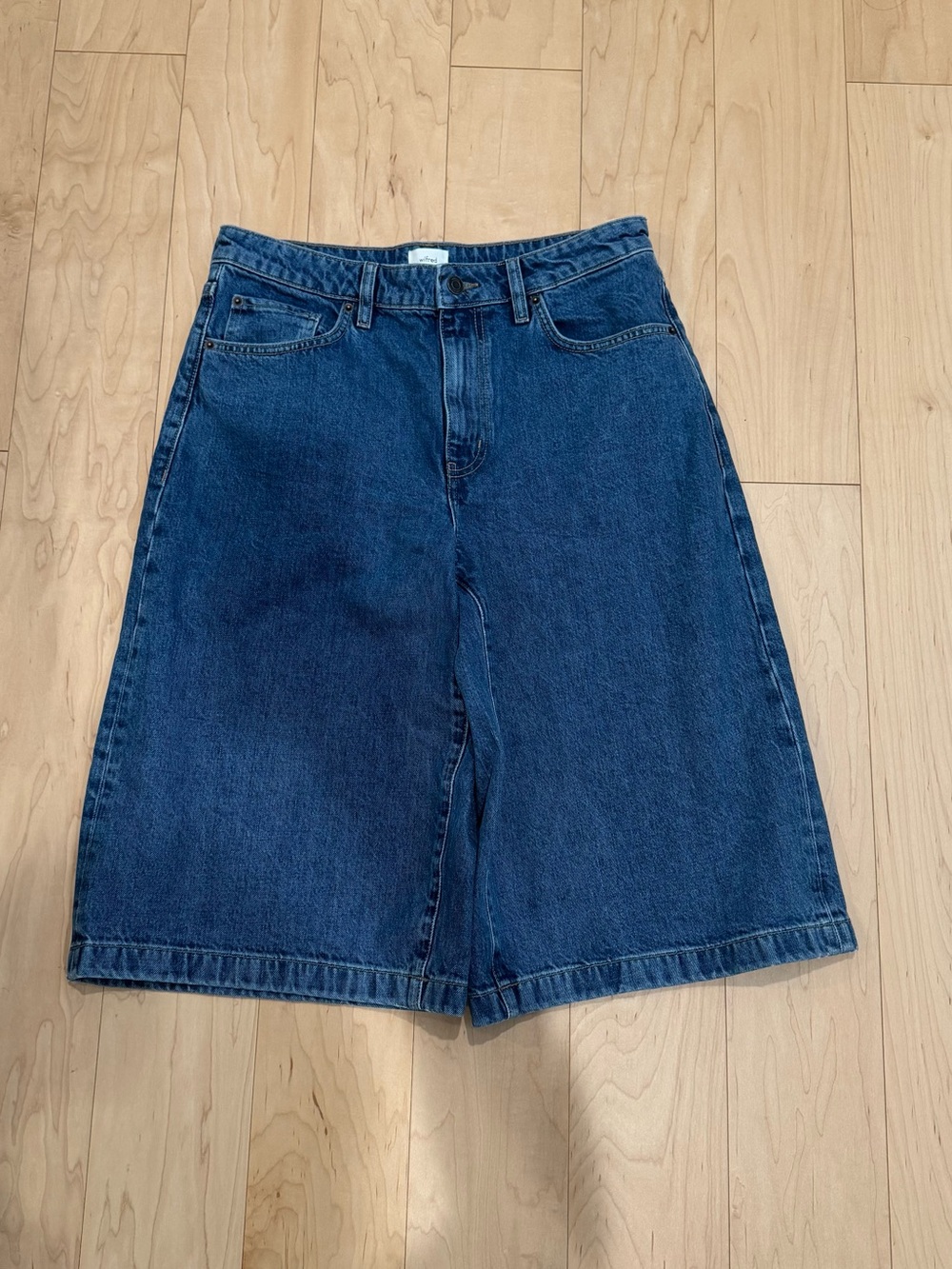 Aritzia publicity below knee denim short